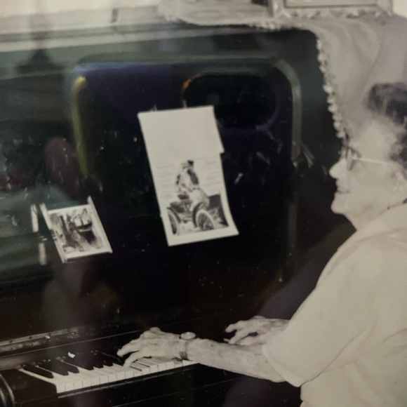 VNTG EARLY ERAS  FRAMED GIRL PHOTOS SHOWS  FASHION HAIR STYLE JEWELRY EXPRESSION - Picture 6 of 16